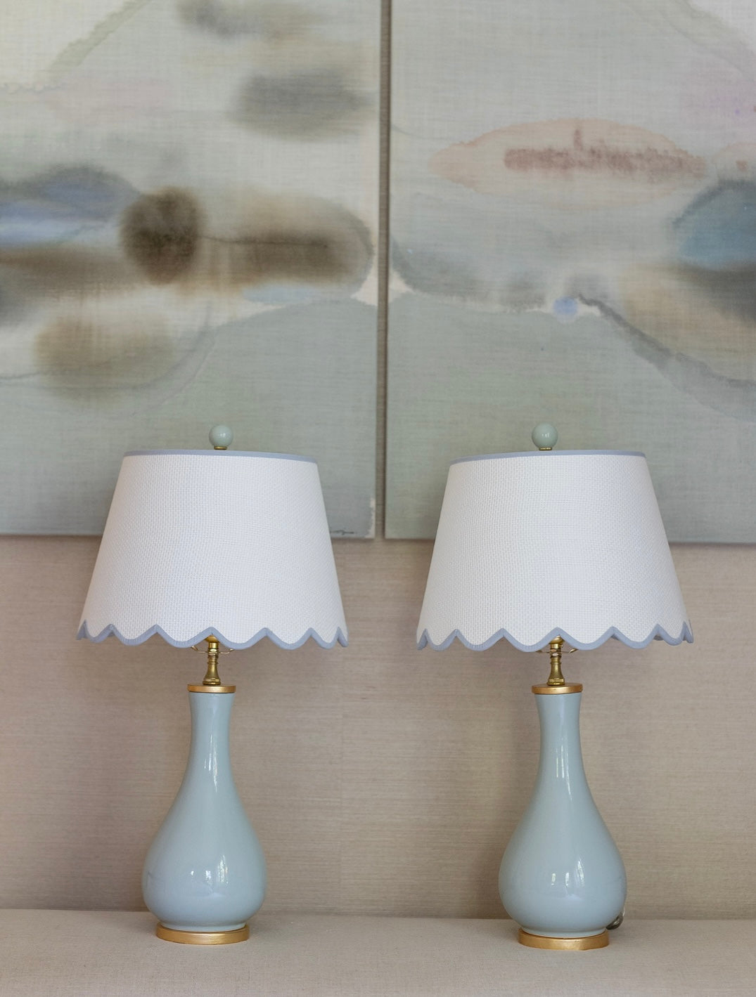SCALLOPED SHADE WHITE WITH BLUE
